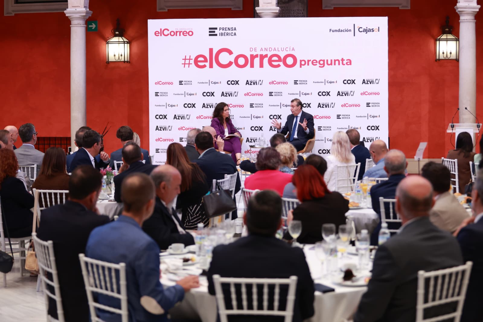 10-101025 Foto PRESIDENTE EN EL FORO 'EL CORREO PREGUNTA'