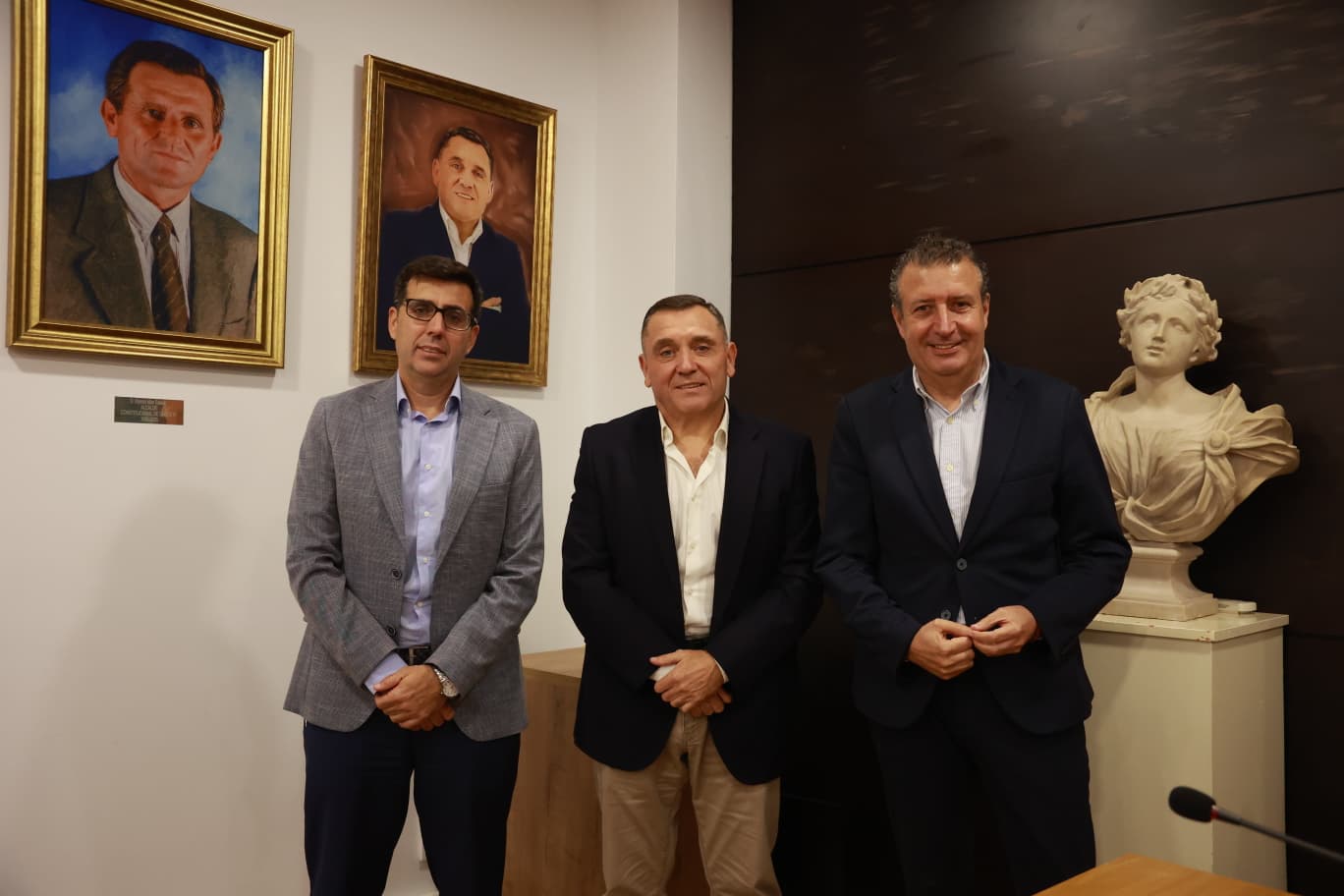 11-031125 Foto PRESENTACIÓN RETRATO EX ALCALDE FERNÁNDEZ GARRO, EN UMBRETE