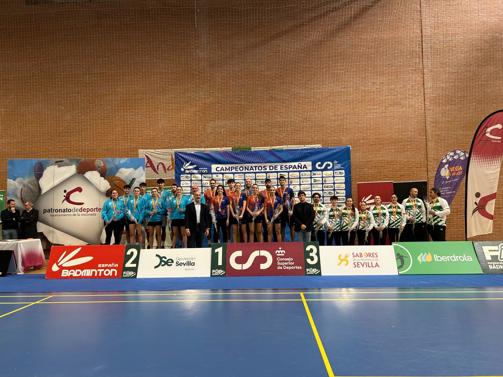 12-151225 CAMPEONATO ESPAÑA BADMINTON ENTREGA PREMIOS