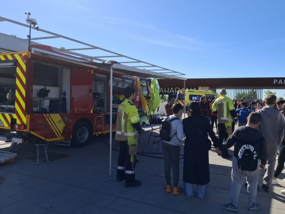 04-150426 Foto BOMBEROS AULA VITAMINA