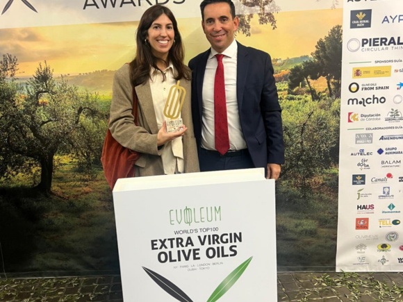 12-041225 Foto EL DIPUTADO CON LA EMPRESA SEVILLANA PREMIADA