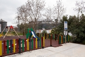 Parque infantil en barriada el castañal